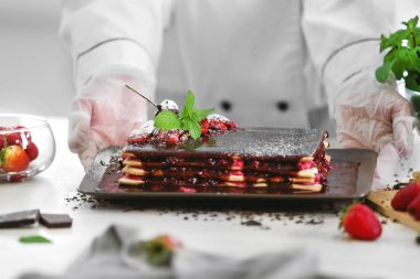 kek çilek tepesi ile