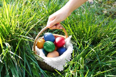 Sepet Paskalya yumurta dolu kadınla