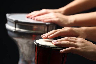 Afrika oynarken erkekler davul