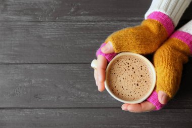 Bir fincan kahveyle eller 