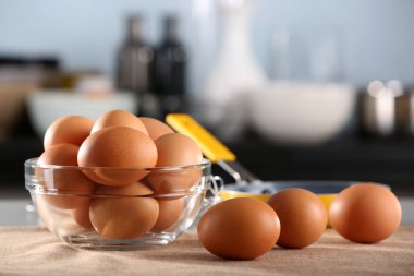 Tabakta çiğ yumurta.