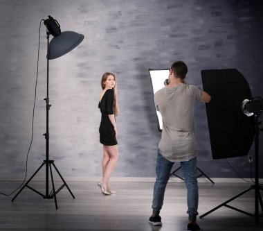 fotoğrafçı alarak resim modeli 