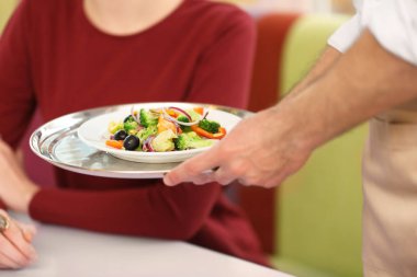 restoranda garson servis salata