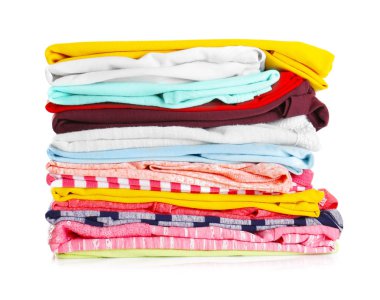 Renkli kıyafetler yığını