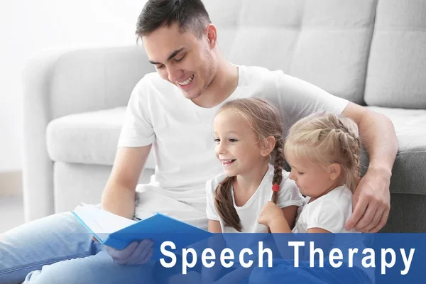 Vader Leesboek Met Kinderen Thuis Tekst Spraak Therapie Achtergrond — Stockfoto