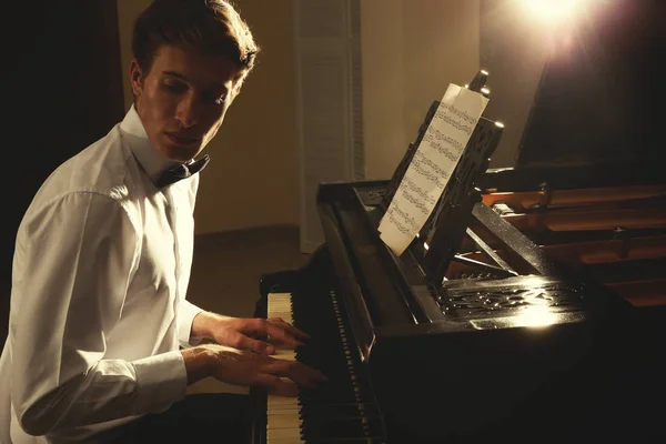 피아노치는 젊은이 — 스톡 사진