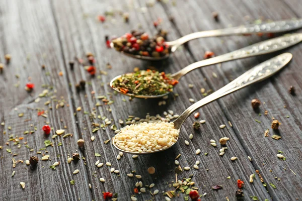 kaşık içinde farklı baharatlar