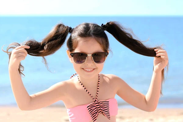Aranyos lány a strandon — Stock Fotó