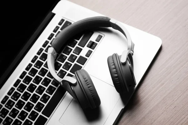 Laptop ve kulaklık masada