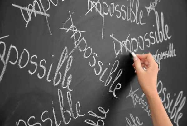 Vrouwelijke Hand Onmogelijk Zetten Mogelijk Schoolbord — Stockfoto