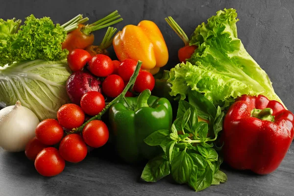 Груда различных овощей — стоковое фото