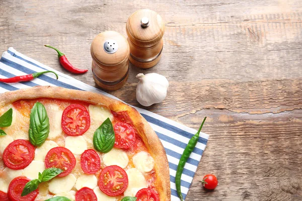 Mutfak masasında lezzetli pizza