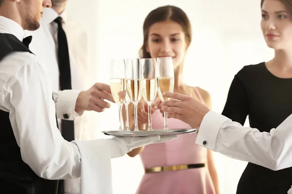 Chelner Uniformă Care Servește Șampanie Timpul Petrecerii Catering Tip Bufet — Fotografie, imagine de stoc