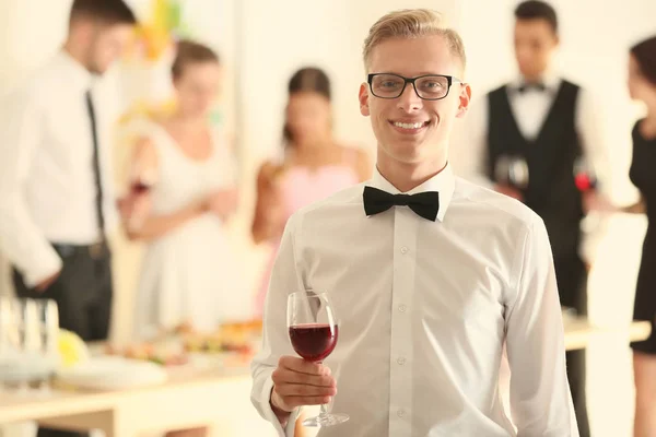 Schöner Junger Mann Mit Glas Rotwein Auf Party — Stockfoto