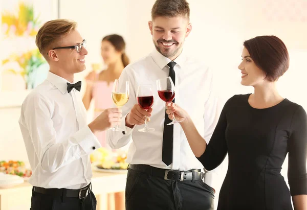 Pessoas Batendo Óculos Festa Fundo Embaçado — Fotografia de Stock