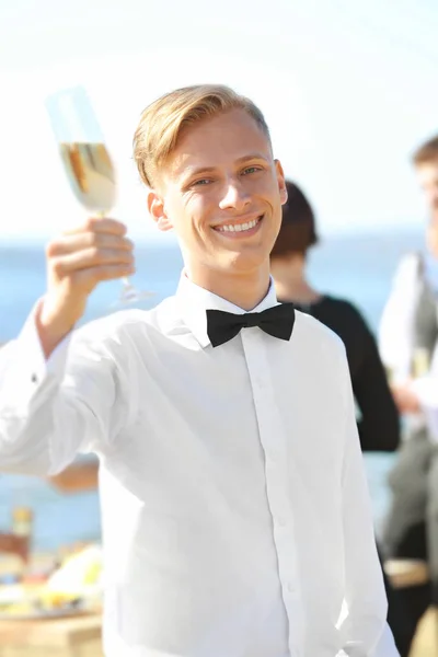 Homme avec une coupe de champagne — Photo