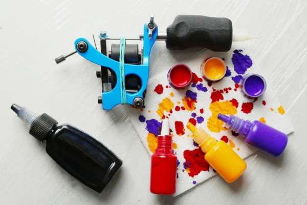 Dövme makine ve malzemeleri masanın üzerinde yatan