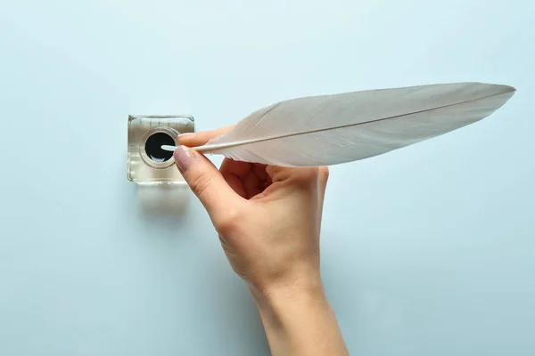 Χέρι βυθίζοντας Πέννα-Χαρτοκόπτης φτερό στυλό — Φωτογραφία Αρχείου