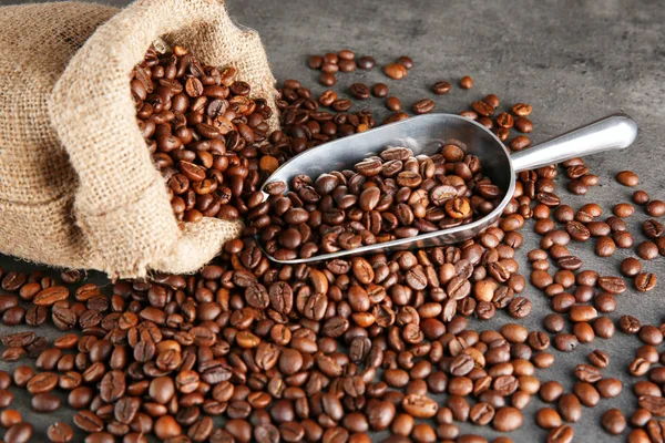 Kaffebönor med skopa — Stockfoto