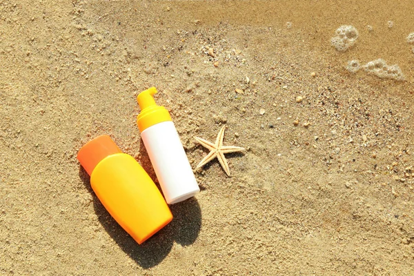 Lotion bottles with starfish — Stock Photo, Image