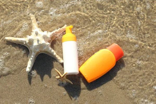 Lotion bottles with starfishes — Stock Photo, Image