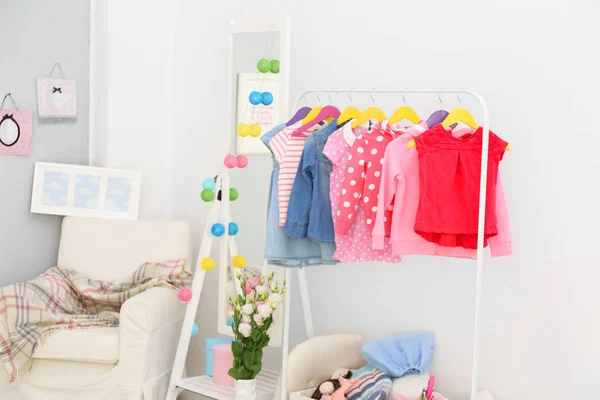 Kinderen kleding op hanger — Stockfoto