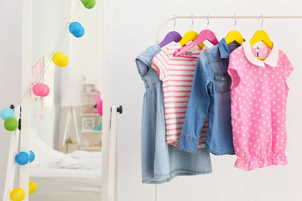 Kinderen kleding op hanger — Stockfoto