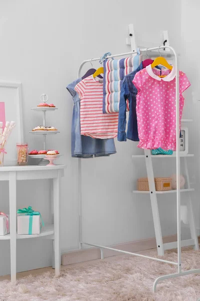 Bambini abbigliamento sulla gruccia — Foto Stock