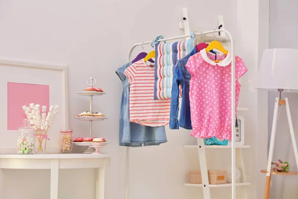 Kinderkleidung auf Kleiderbügel — Stockfoto
