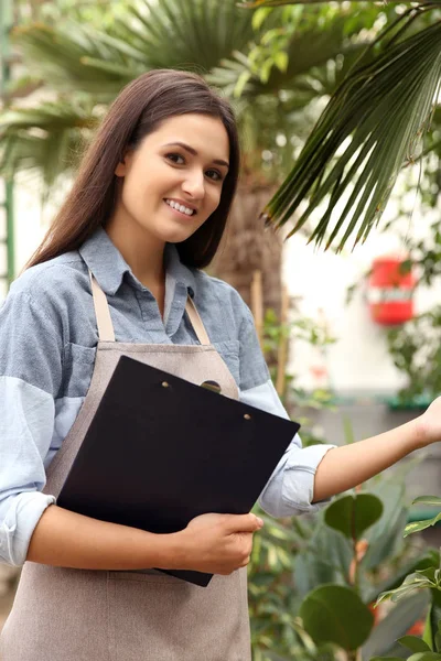 Genç ve güzel çiçekçi 