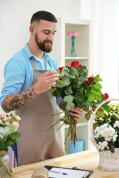 Yakışıklı sakallı çiçekçi