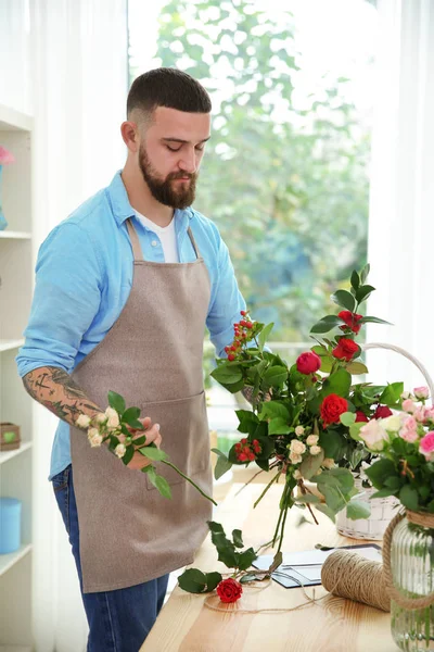 Yakışıklı sakallı çiçekçi