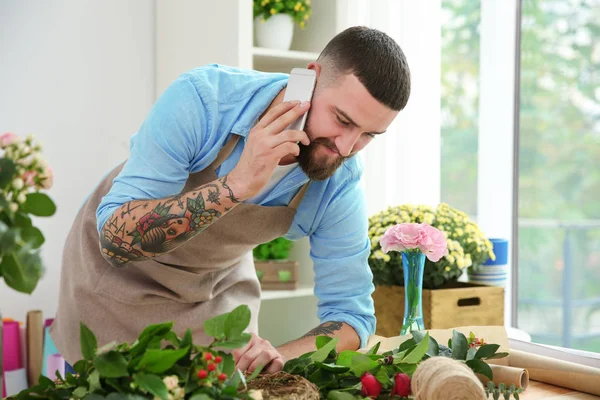 Sipariş kabul yakışıklı çiçekçi