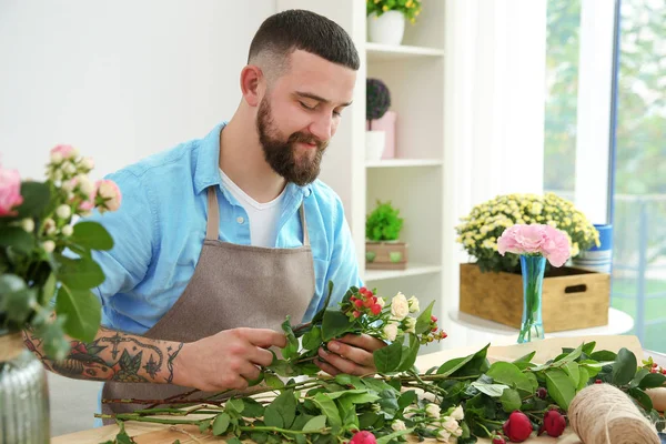 Yakışıklı çiçekçi buket hazırlanıyor