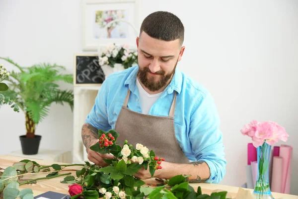 Yakışıklı çiçekçi buket hazırlanıyor