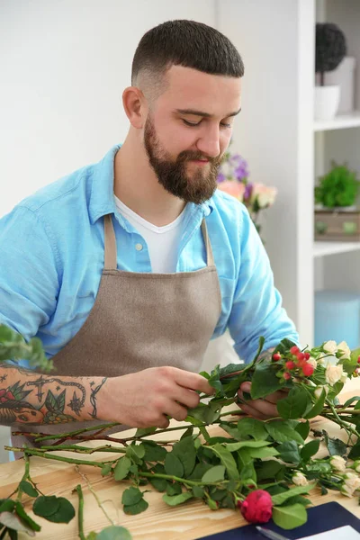 Yakışıklı çiçekçi buket hazırlanıyor