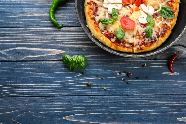 Taze pişmiş pizza.