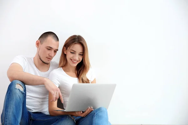 Jong Koppel Zitten Samen Met Laptop — Stockfoto