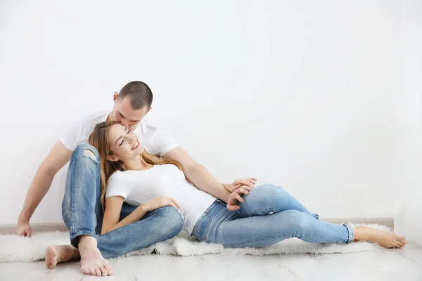 Jovem Casal Sentado Juntos — Fotografia de Stock