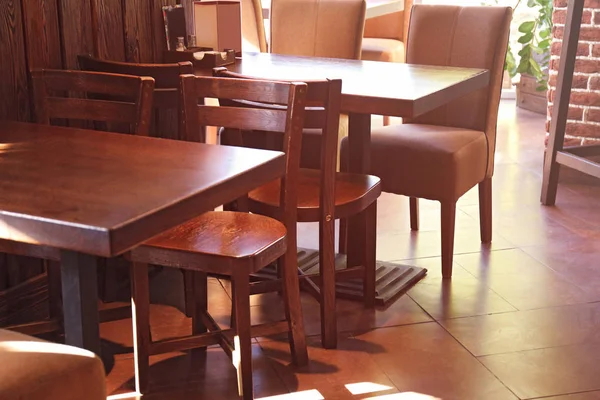 Деревянные столы и стулья — стоковое фото