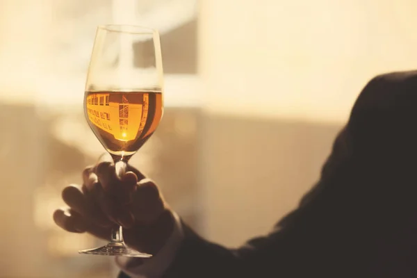 Man met glas en wijn — Stockfoto