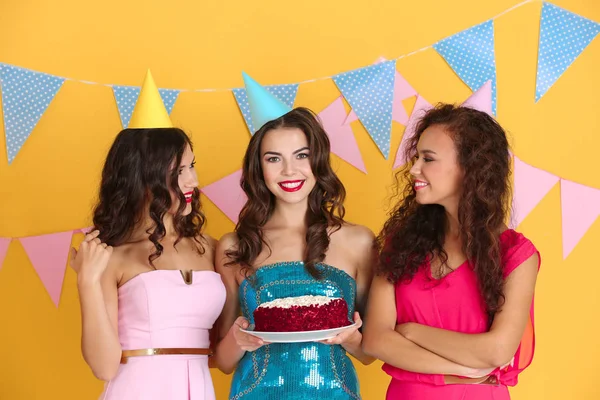 Unga kvinnor på födelsedagsfest — Stockfoto