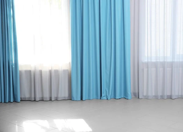 Cortinas modernas na sala de estar — Fotografia de Stock