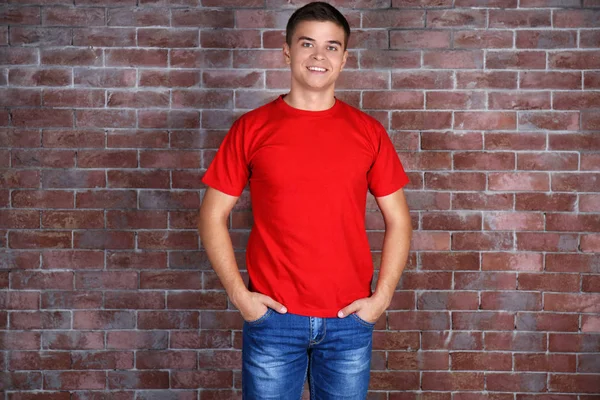 Ung man i tomma t-shirt — Stockfoto