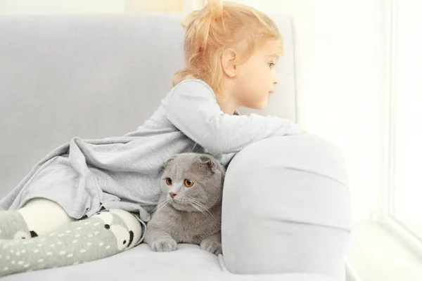 Kleines Mädchen mit süßer Katze — Stockfoto