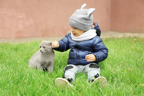 Κοριτσάκι με χνουδωτή γάτα — Φωτογραφία Αρχείου