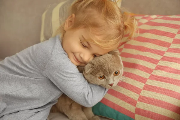 Bonito menina abraçando gato — Fotografia de Stock