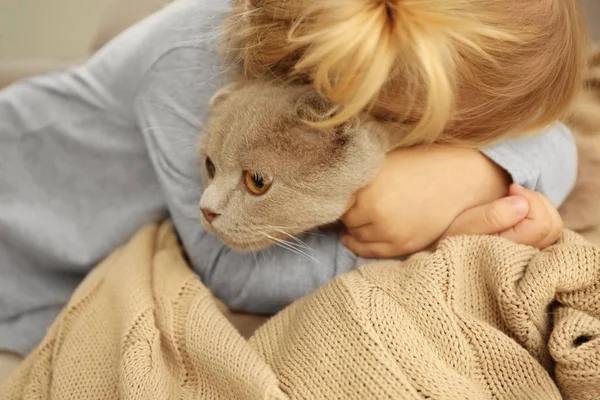 Bonito menina abraçando gato — Fotografia de Stock