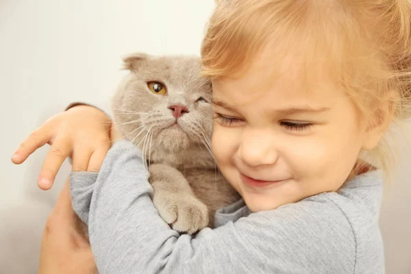 Küçük kız kucaklayan şirin kedi — Stok fotoğraf