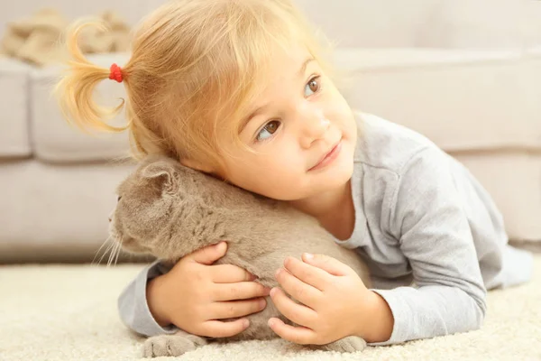 Niña con lindo gato —  Fotos de Stock